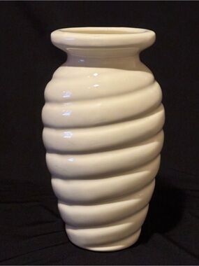 Vintage Haeger Cream Beehive Swirl Vase